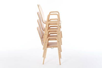 Hoch stapelbare Holzschalenstühle mit Armlehne